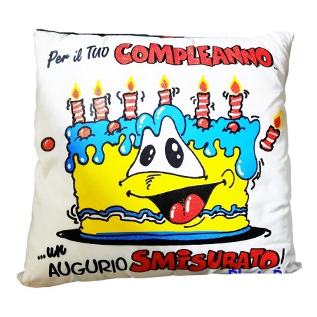 Cuscino Regalo Compleanno Divertente 40x40 cm – Augurio Smisurato con Torta Sorridente | Idea Regalo Originale e Simpatica