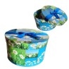 Scatola Regalo Rotonda 20x20x11 cm con Fiori di Margherita e Fiocco Blu – Confezione Elegante in Cartone Decorato