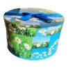 Scatola Regalo Rotonda 18x18x9 cm con Fiori di Margherita e Fiocco Blu – Confezione Elegante in Cartone Decorato