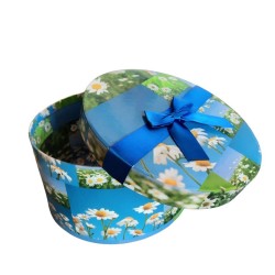 Scatola Regalo Rotonda 16×16×7 cm con Margherite e Fiocco Blu – Confezione Elegante in Cartone Decorato