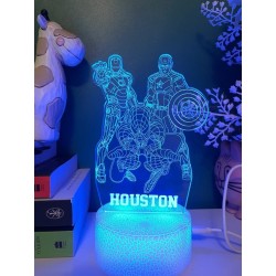 Lampada LED Avengers Personalizzabile in Plexiglass - Luce Notte con Effetto Incisione Laser, Regalo Originale, Altezza 20 cm