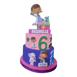 Torta Scenografica in Polistirolo Dottoressa Peluche – Personalizzata con Nome ed Età – Decorazione per Compleanni