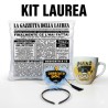 Kit Laurea Divertente – Cuscino "Gazzetta della Laurea" 40x40 cm + Tazzone Mug MAX Genio + Cerchietto Festa